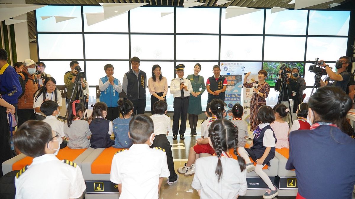 台中市府建設局長陳大田在兒童節當日化身機長祝福小朋友兒童節快樂。(圖/台中市政府) 台中市府建設局長陳大田在兒童節當日化身機長祝福小朋友兒童節快樂。(圖/台中市政府)