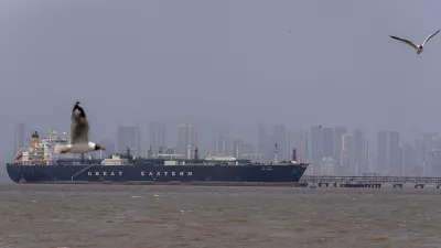 2026年4月1日,印度船隻穿越荷莫茲海峽後抵達印度孟買港。(美聯社)