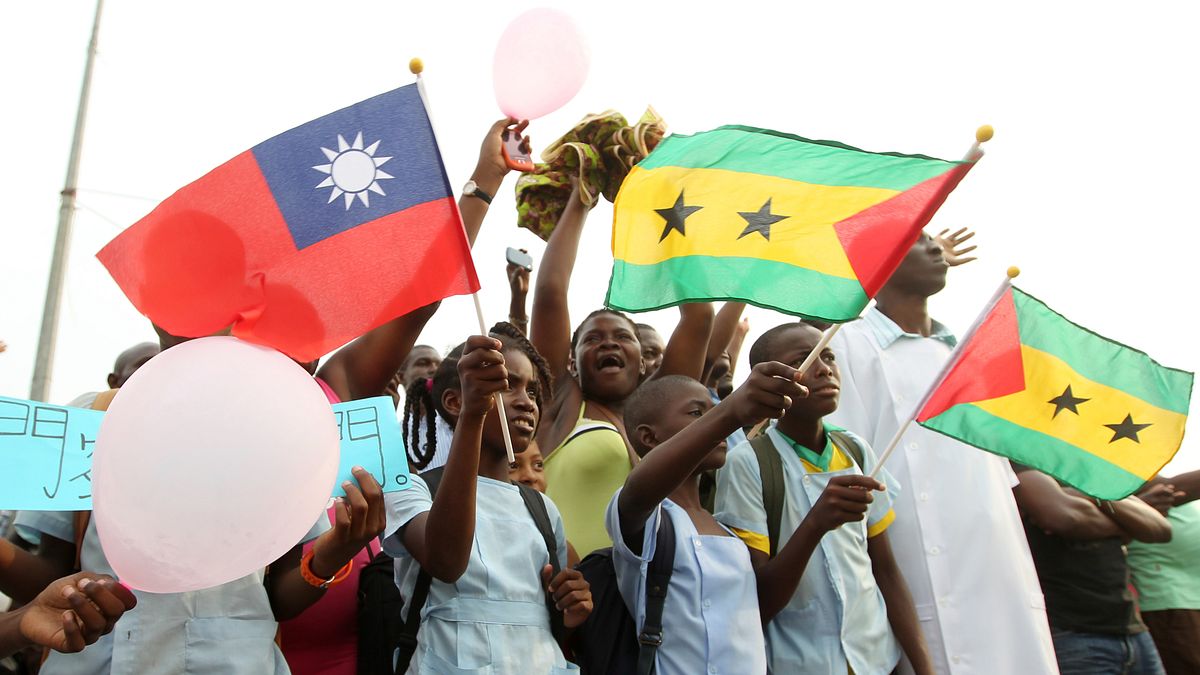 聖多美普林西比民主共和國21日宣布與中華民國斷交。圖為前總統馬英九2014年赴聖國,受到該國民眾歡迎。(總統府) 聖多美普林西比民主共和國21日宣布與中華民國斷交。圖為前總統馬英九2014年赴聖國,受到該國民眾歡迎。(總統府)