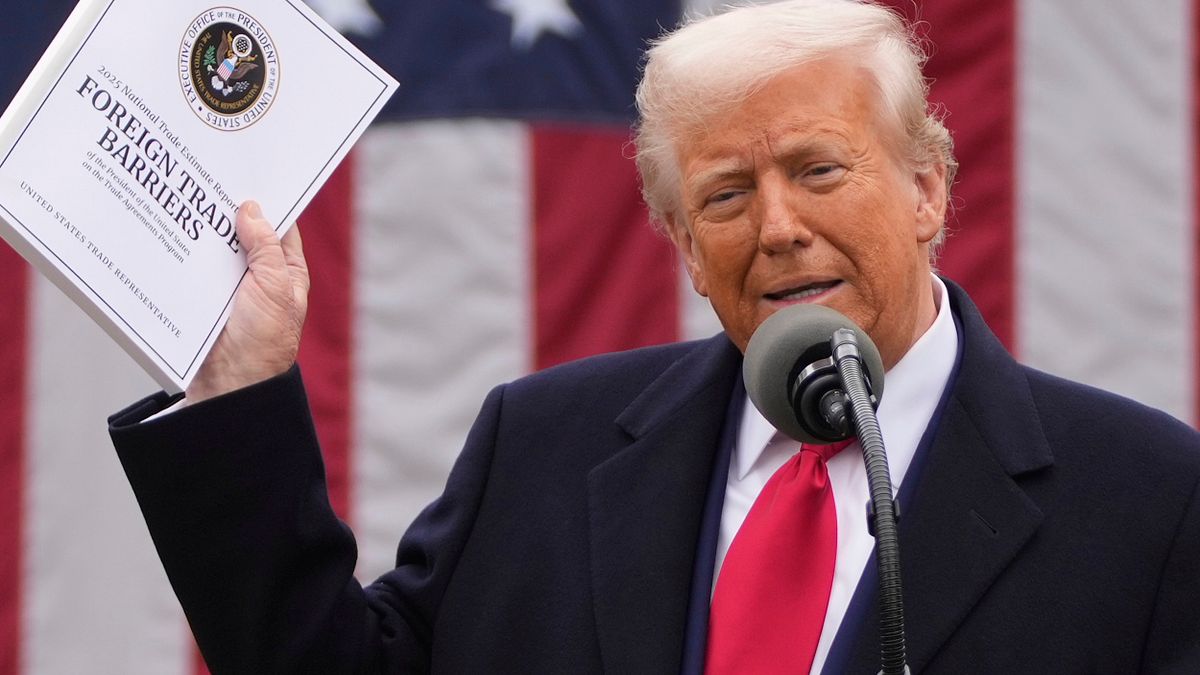 2025年4月2日、アメリカのトランプ大統領はホワイトハウスのローズガーデンで新たな関税措置を発表した。(AP通信) 2025年4月2日、アメリカのトランプ大統領はホワイトハウスのローズガーデンで新たな関税措置を発表した。(AP通信)