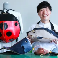 独占取材で見えた職人魂、リアルな魚を背負う「魔法」のカバンが台湾と日本を繋ぐ。(写真/川本有哉提供) 独占取材で見えた職人魂、リアルな魚を背負う「魔法」のカバンが台湾と日本を繋ぐ。(写真/川本有哉提供)