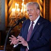 美國總統川普感謝輝達執行長黃仁勳,不忘談到關稅政策說「沒有關稅,他們是不會這麼做的。」(資料照,美聯社) 美國總統川普感謝輝達執行長黃仁勳,不忘談到關稅政策說「沒有關稅,他們是不會這麼做的。」(資料照,美聯社)