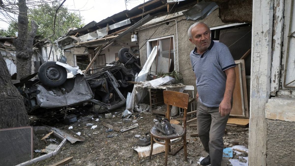 亞美尼亞與亞塞拜然在納卡地區爆發衝突,一名男子檢視被亞塞拜然攻擊後的房屋殘骸。(AP) 亞美尼亞與亞塞拜然在納卡地區爆發衝突,一名男子檢視被亞塞拜然攻擊後的房屋殘骸。(AP)