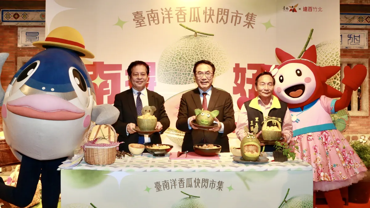 台南市長黃偉哲賣力行銷,前往新竹縣遠東百貨竹北店,力薦台南洋香瓜。(圖/台南市府提供)