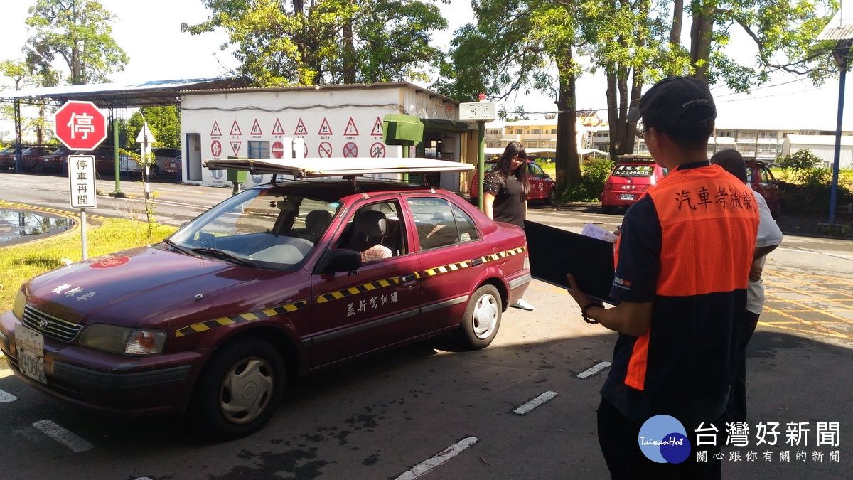 職業小型車持照年齡 未來將有條件放寬至70歲 職業小型車持照年齡 未來將有條件放寬至70歲