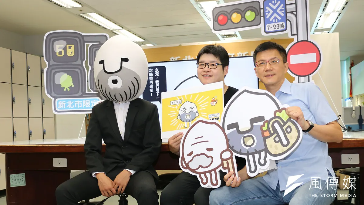 新北市新聞局長張其強(右)與米粒大叔(右二)出席交通安全貴人站出來網路宣導記者會。(圖/李梅瑛攝)
