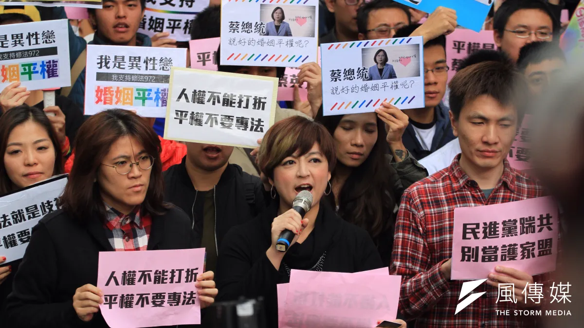 同志呂欣潔,同時也為社民黨黨員,有一名支持她的母親。圖為呂欣潔到同志平權記者會現場聲援。(曾原信攝)