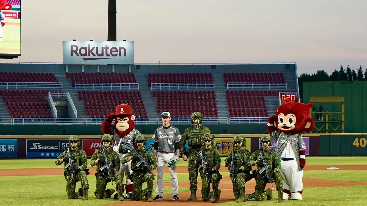 為慶祝93軍人節,陸軍司令部今(22)日配合國防部114年軍人節系列活動,於樂天桃園棒球場舉行「敬軍職棒主題賽」職棒開球活動。(張曜麟攝) 為慶祝93軍人節,陸軍司令部今(22)日配合國防部114年軍人節系列活動,於樂天桃園棒球場舉行「敬軍職棒主題賽」職棒開球活動。(張曜麟攝)