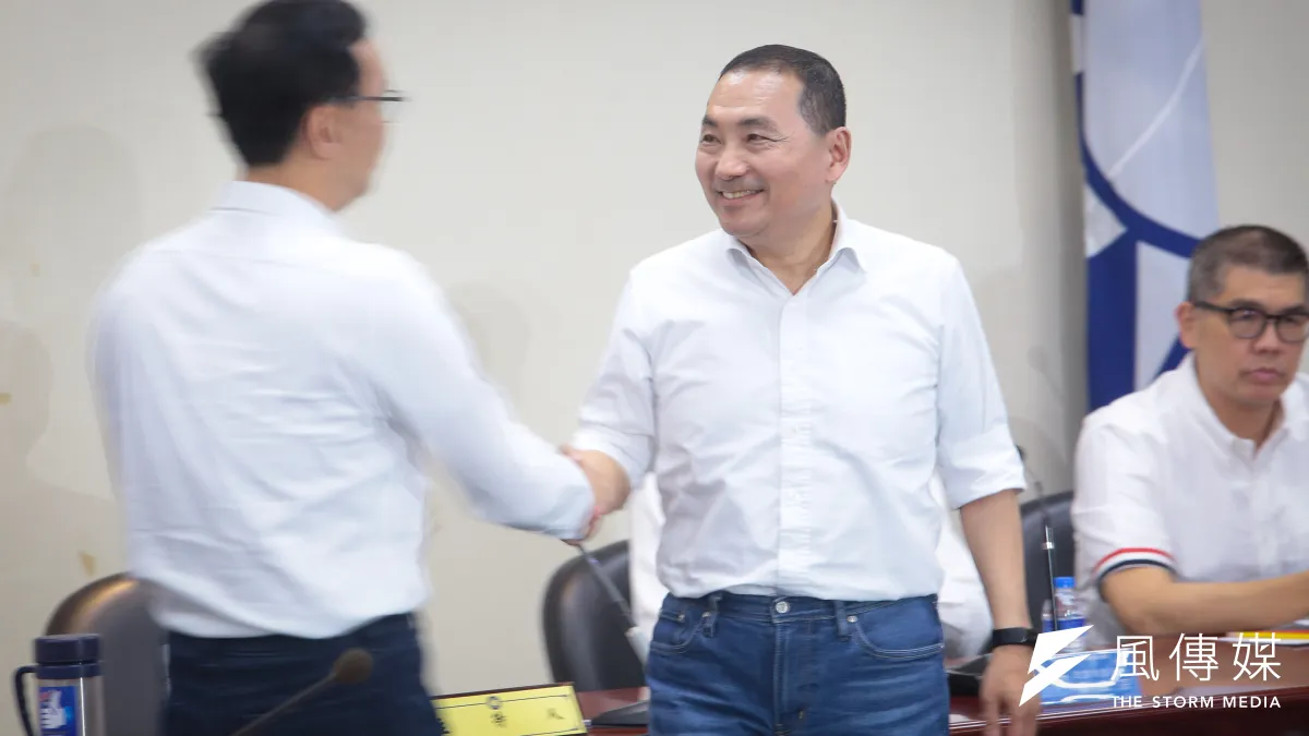 新北市市長侯友宜(右)17日獲國民黨徵召參選2024總統大選。(資料照,顏麟宇攝)