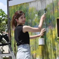 美容整体師と画家の二つの顔を持つ麗(Urara)さんにインタビュー。心身を整える「ビホネ」の哲学と、アートを通じた自己解放が織りなす独自のライフスタイルに迫る。(写真/麗さん提供) 美容整体師と画家の二つの顔を持つ麗(Urara)さんにインタビュー。心身を整える「ビホネ」の哲学と、アートを通じた自己解放が織りなす独自のライフスタイルに迫る。(写真/麗さん提供)