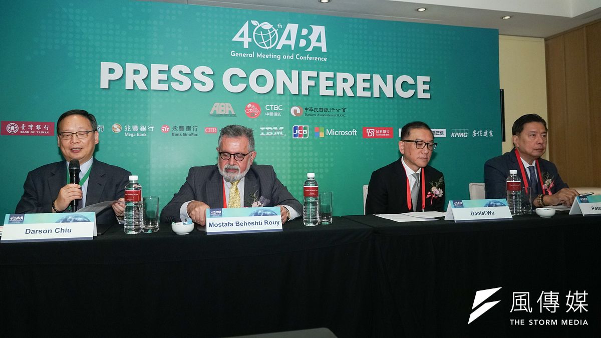 「第40屆亞洲銀行家協會(ABA)會員大會暨研討會」舉行記者會,右起ABA諮詢委員會主席Eugune S.Acevedo、ABA部長吳一揆、ABA副會長Mostafa Beheshti Rouy、ABA秘書長邱達生。(蔡親傑攝) 「第40屆亞洲銀行家協會(ABA)會員大會暨研討會」舉行記者會,右起ABA諮詢委員會主席Eugune S.Acevedo、ABA部長吳一揆、ABA副會長Mostafa Beheshti Rouy、ABA秘書長邱達生。(蔡親傑攝)