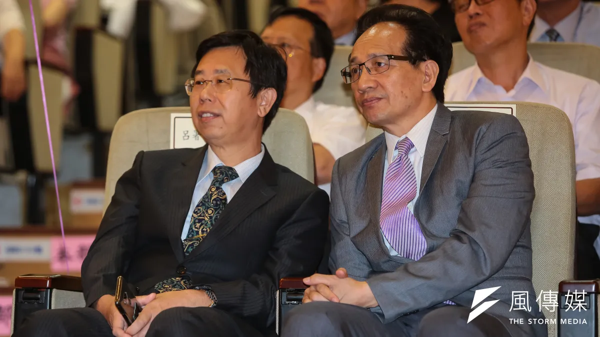 行政執行署長呂文忠(左)可望循前調查局長蔡清祥模式,接任調查局長。(資料照片,顏麟宇攝)