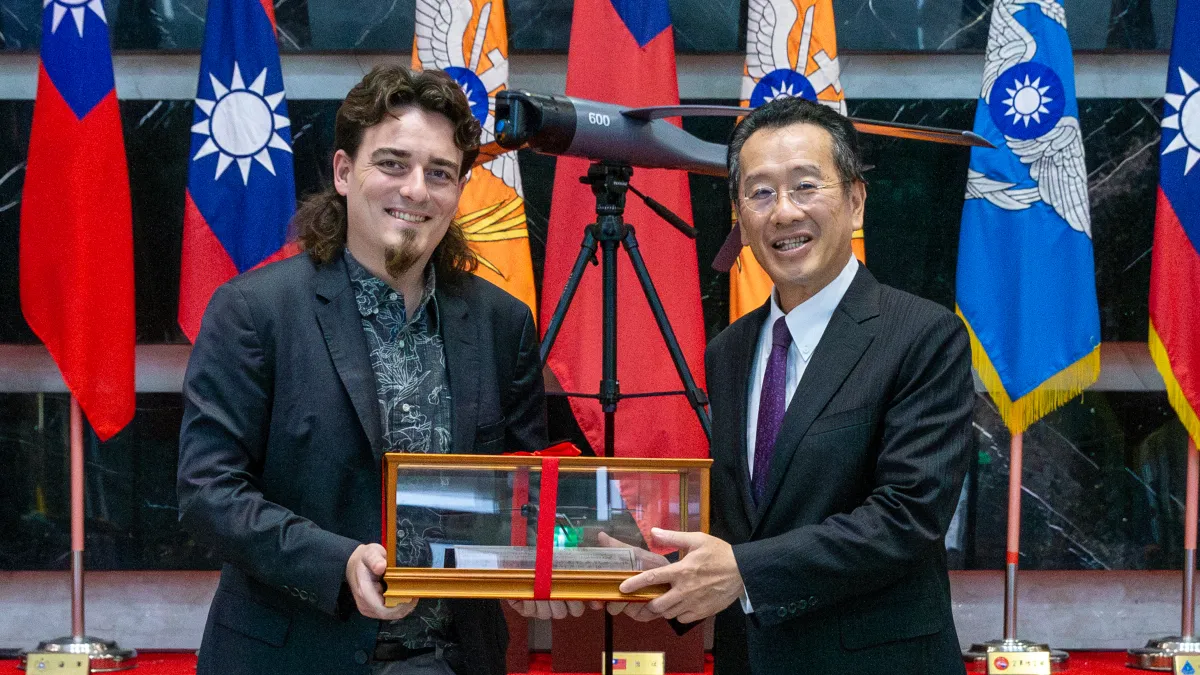 2025年8月,美國國防新創公司Anduril創辦人拉奇(Palmer Luckey)把Altius-600M攻擊無人機的模型,致贈給國防部長顧立雄。(國防部提供)