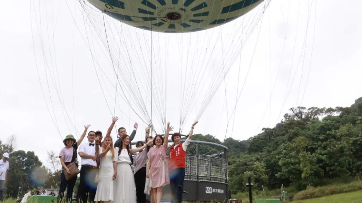 南投縣第49屆集團結婚26日在九九峰氦氣球樂園,21對新人搭乘全台唯一的九九峰氦氣球,體驗獨一無二的婚禮。(圖/南投縣政府)
