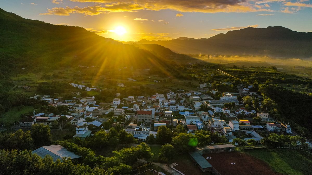 台泥紅葉谷綠能園區將成為全台第一個結合地熱的再生能源、永續觀光與地方共生共榮的示範園區。圖為台東紅葉村的日出美景。(台泥提供) 台泥紅葉谷綠能園區將成為全台第一個結合地熱的再生能源、永續觀光與地方共生共榮的示範園區。圖為台東紅葉村的日出美景。(台泥提供)