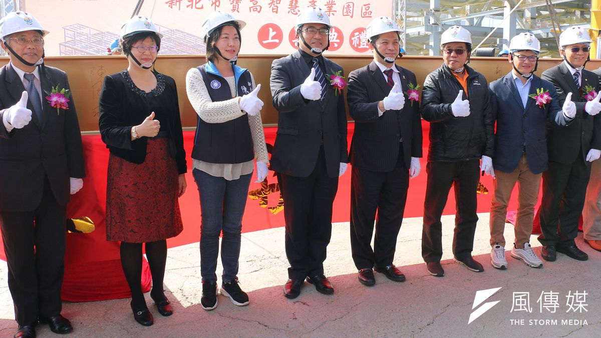 新北寶高智慧產業園區今(9)日進行上梁儀式典禮,新北市副市長吳明機(右四)與市議員陳儀君、劉哲彰、金中玉、經發局局長何怡明及許多貴賓合影。 (圖/李梅瑛攝) 新北寶高智慧產業園區今(9)日進行上梁儀式典禮,新北市副市長吳明機(右四)與市議員陳儀君、劉哲彰、金中玉、經發局局長何怡明及許多貴賓合影。 (圖/李梅瑛攝)