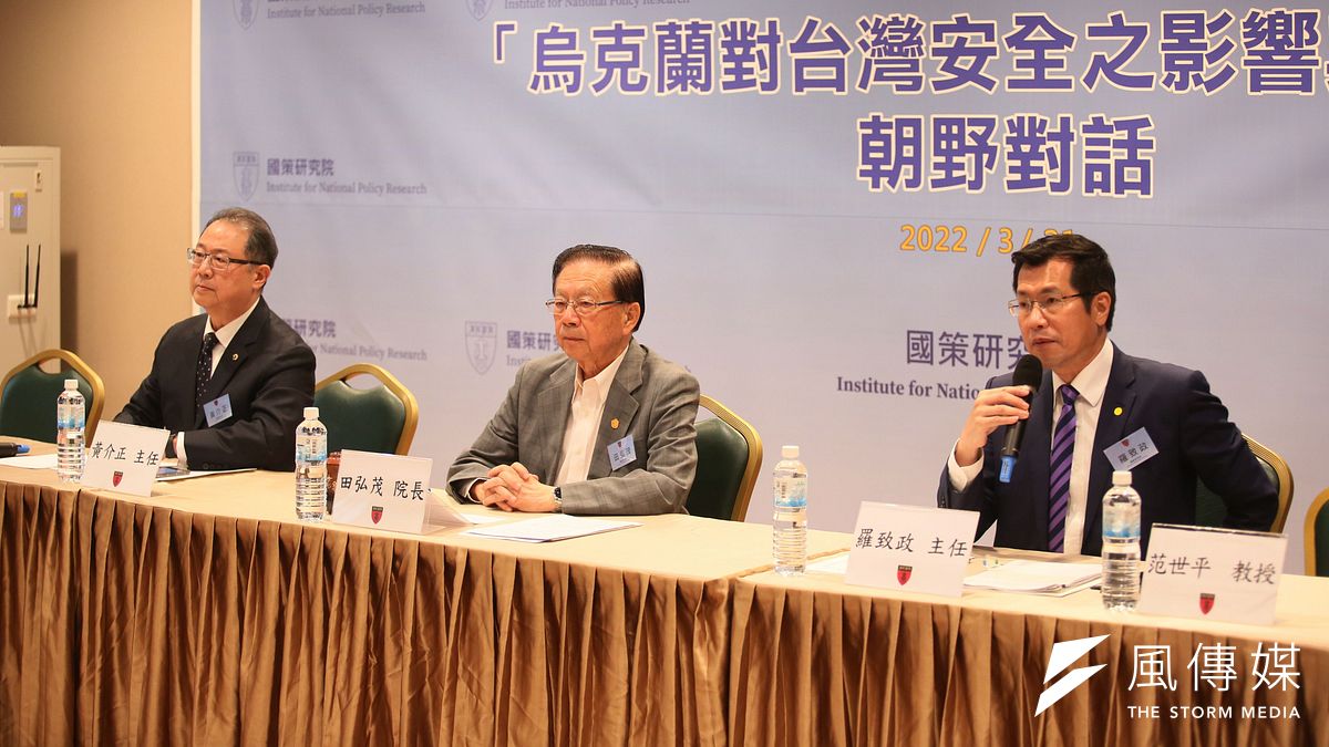 國策研究院21日主辦「烏克蘭對台灣安全之影響與啟示」朝野對話,國民黨國際部主任黃介正(左)與民進黨國際部主任羅致政(右)出席與談。(柯承惠攝) 國策研究院21日主辦「烏克蘭對台灣安全之影響與啟示」朝野對話,國民黨國際部主任黃介正(左)與民進黨國際部主任羅致政(右)出席與談。(柯承惠攝)