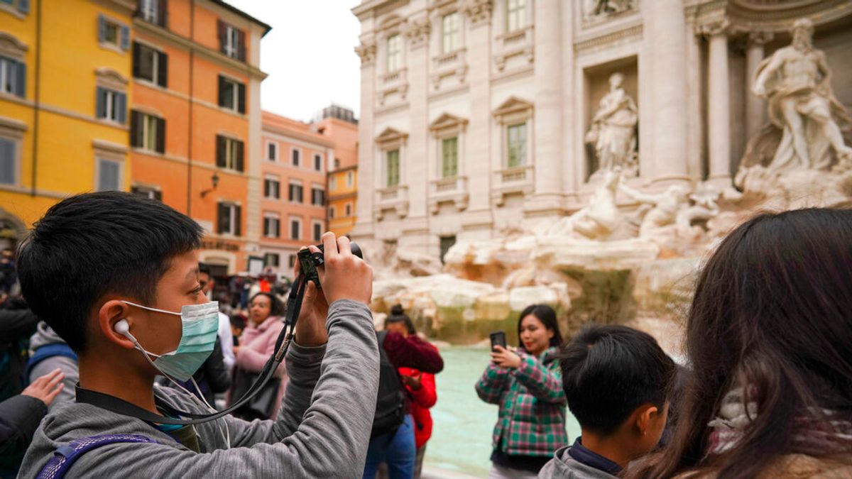 武漢肺炎疫情未歇,中國遊客在義大利羅馬也戴著口罩旅遊。(美聯社) 武漢肺炎疫情未歇,中國遊客在義大利羅馬也戴著口罩旅遊。(美聯社)