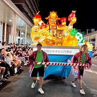 2025年の青森ねぶた祭に登場した台湾をテーマにした中型ねぶた《城隍神降臨 台湾美食・友好メガ盛りねぶた》。来場者の注目を集めている。(写真/黃信維撮影) 2025年の青森ねぶた祭に登場した台湾をテーマにした中型ねぶた《城隍神降臨 台湾美食・友好メガ盛りねぶた》。来場者の注目を集めている。(写真/黃信維撮影)
