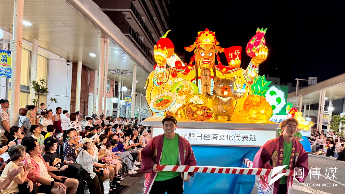 2025年の青森ねぶた祭に登場した台湾をテーマにした中型ねぶた《城隍神降臨 台湾美食・友好メガ盛りねぶた》。来場者の注目を集めている。(写真/黃信維撮影) 2025年の青森ねぶた祭に登場した台湾をテーマにした中型ねぶた《城隍神降臨 台湾美食・友好メガ盛りねぶた》。来場者の注目を集めている。(写真/黃信維撮影)