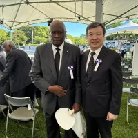 長崎市で9日に開かれた原爆犠牲者慰霊平和祈念式典を巡り、台湾代表の座席が外交団の区域外に設けられたことに台湾側が強く抗議した。写真右は李逸洋駐日代表。(資料写真/中央社) 長崎市で9日に開かれた原爆犠牲者慰霊平和祈念式典を巡り、台湾代表の座席が外交団の区域外に設けられたことに台湾側が強く抗議した。写真右は李逸洋駐日代表。(資料写真/中央社)