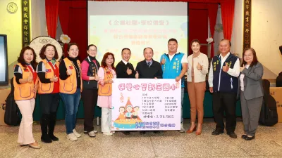 立委馬文君與縣議員游顥媒合民間資源,攜手捐贈投縣學校樂器、電子黑板、環境用電動機具等,許淑華縣長感謝愛心捐贈學校教學設備。(圖/南投縣政府)