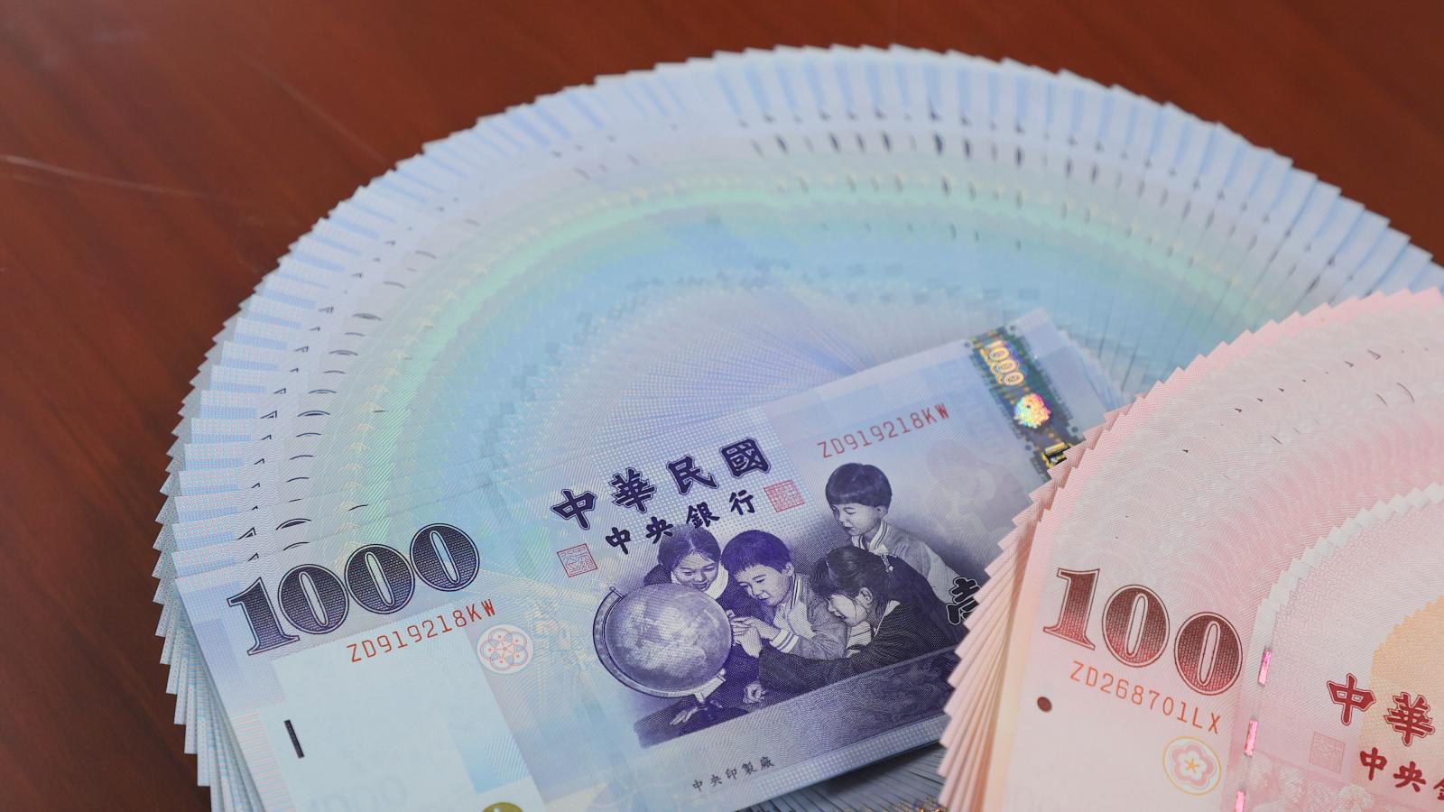 最低工資漲1400元,勞工實領多少錢?最新健保費級距、勞退提撥試算一次看