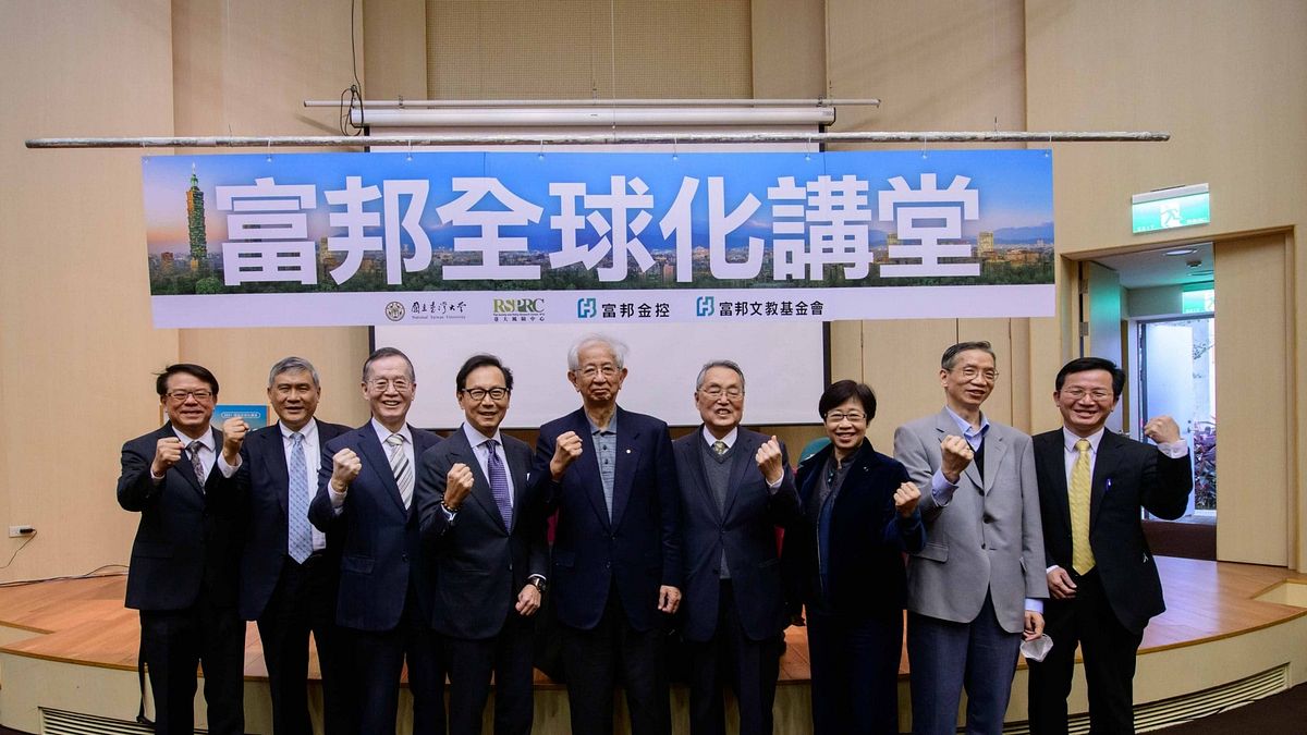 行政院能源及減碳辦公室主任蘇金勝(左起)、台達電董事長海英俊、台灣淨零排放協會理事長簡又新、富邦集團董事長蔡明忠、中央研究院李遠哲院士、宏碁集團創辦人施振榮、頤德國際總經理暨CSRone永續平台創辦人嚴德芬、ESG世界公民基金會董事長陳春山、台大風險社會與政策研究中心主任周桂田等產官學界專界領袖聯袂出席富邦全球化講堂。(圖/富邦金控提供) 行政院能源及減碳辦公室主任蘇金勝(左起)、台達電董事長海英俊、台灣淨零排放協會理事長簡又新、富邦集團董事長蔡明忠、中央研究院李遠哲院士、宏碁集團創辦人施振榮、頤德國際總經理暨CSRone永續平台創辦人嚴德芬、ESG世界公民基金會董事長陳春山、台大風險社會與政策研究中心主任周桂田等產官學界專界領袖聯袂出席富邦全球化講堂。(圖/富邦金控提供)