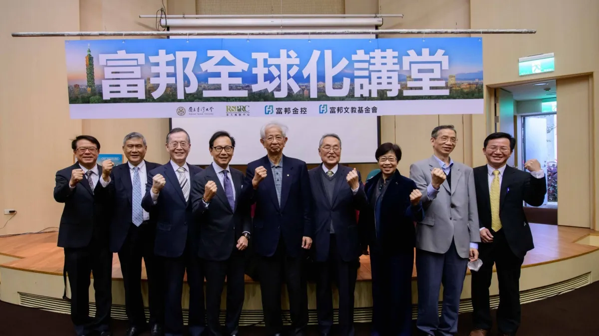 行政院能源及減碳辦公室主任蘇金勝(左起)、台達電董事長海英俊、台灣淨零排放協會理事長簡又新、富邦集團董事長蔡明忠、中央研究院李遠哲院士、宏碁集團創辦人施振榮、頤德國際總經理暨CSRone永續平台創辦人嚴德芬、ESG世界公民基金會董事長陳春山、台大風險社會與政策研究中心主任周桂田等產官學界專界領袖聯袂出席富邦全球化講堂。(圖/富邦金控提供)