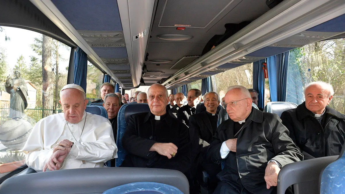 天主教教宗方濟各(Pope Francis,左)與多位神職人員(AP)