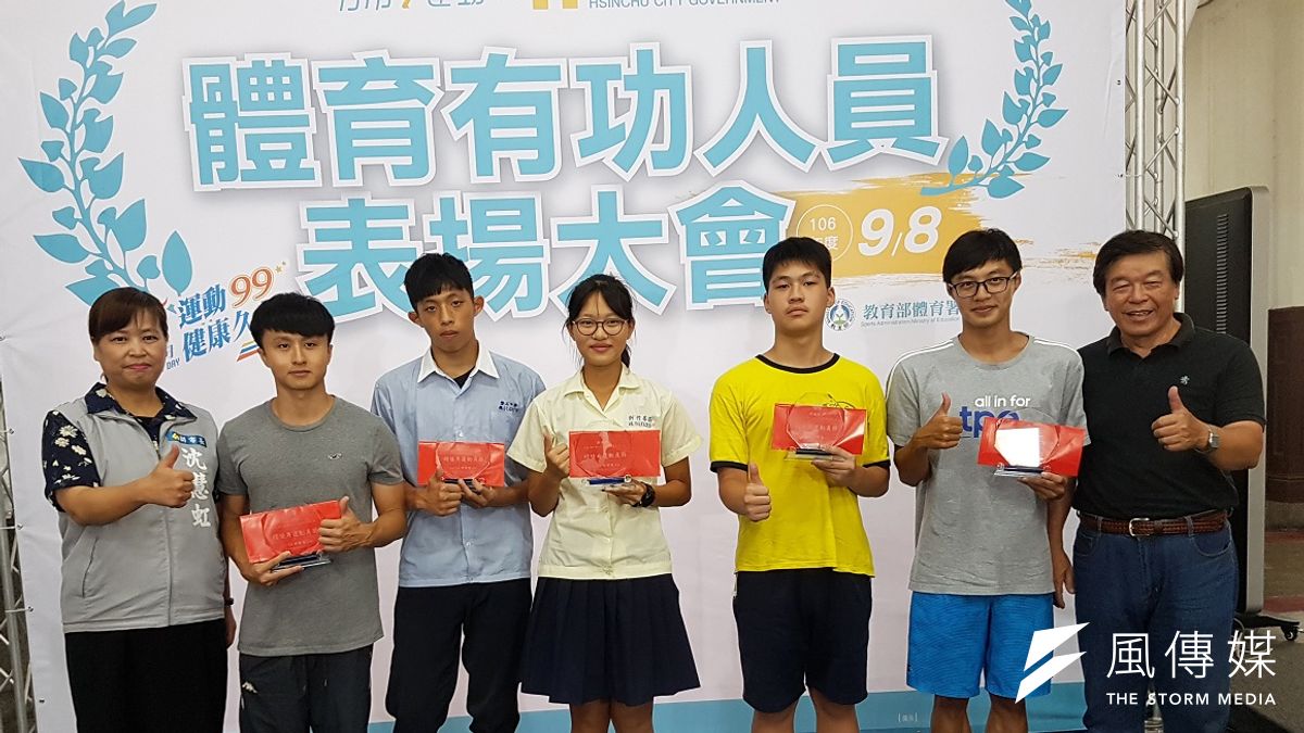 竹市表現傑出的王皓、陳勁、劉曜棕、陳巧穎、鄔惟喬五位男女績優運動員,8日獲市府公開頒獎表揚。(圖/方詠騰攝) 竹市表現傑出的王皓、陳勁、劉曜棕、陳巧穎、鄔惟喬五位男女績優運動員,8日獲市府公開頒獎表揚。(圖/方詠騰攝)