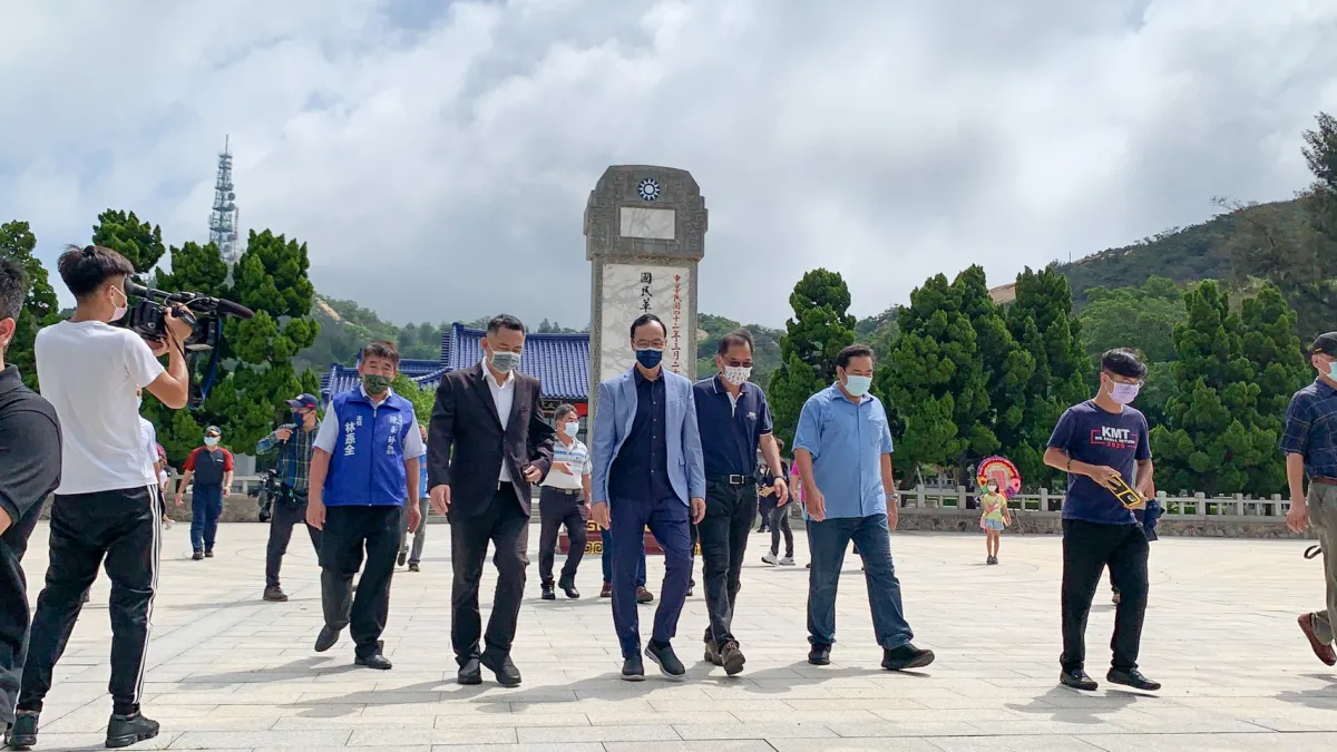 八二三砲戰42週年。圖為前新北市長朱立倫前往金門太武山軍人公墓弔祭。(資料照,朱立倫辦公室提供)
