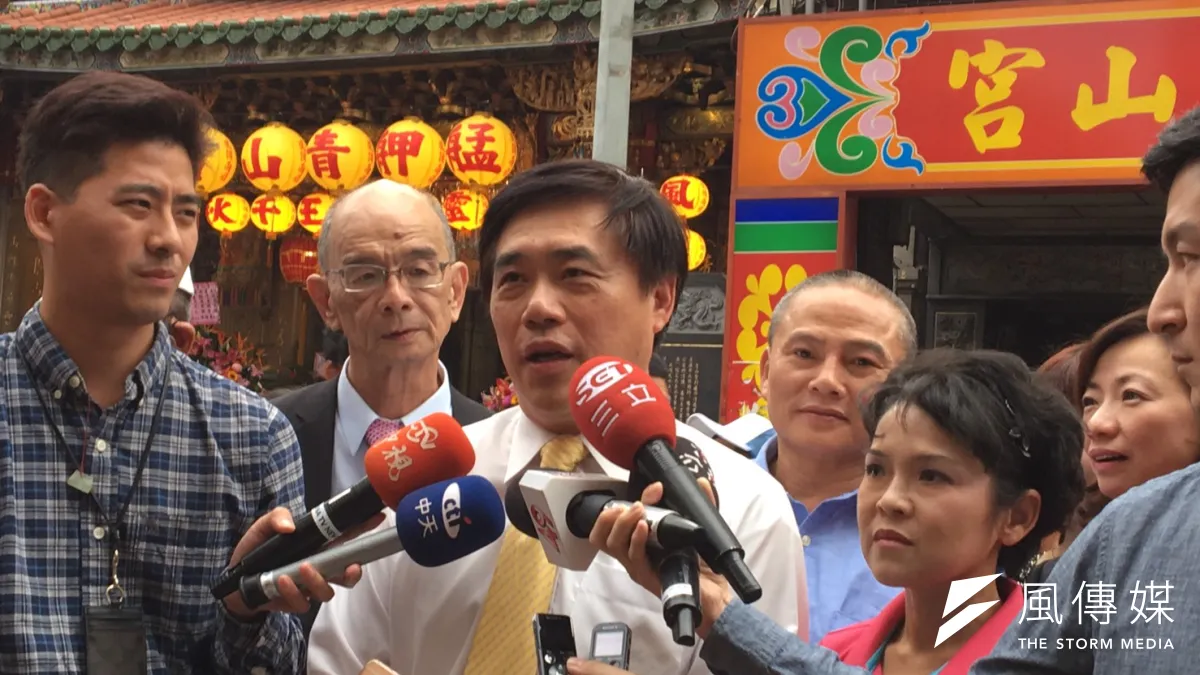 郝龍斌20日出席台北青山宮繞境暗訪活動,被詢問國民黨主席選戰是否會提前進行時回答,國民黨有國民黨的制度,應該按照慣例與制度來做。(羅暐智攝)