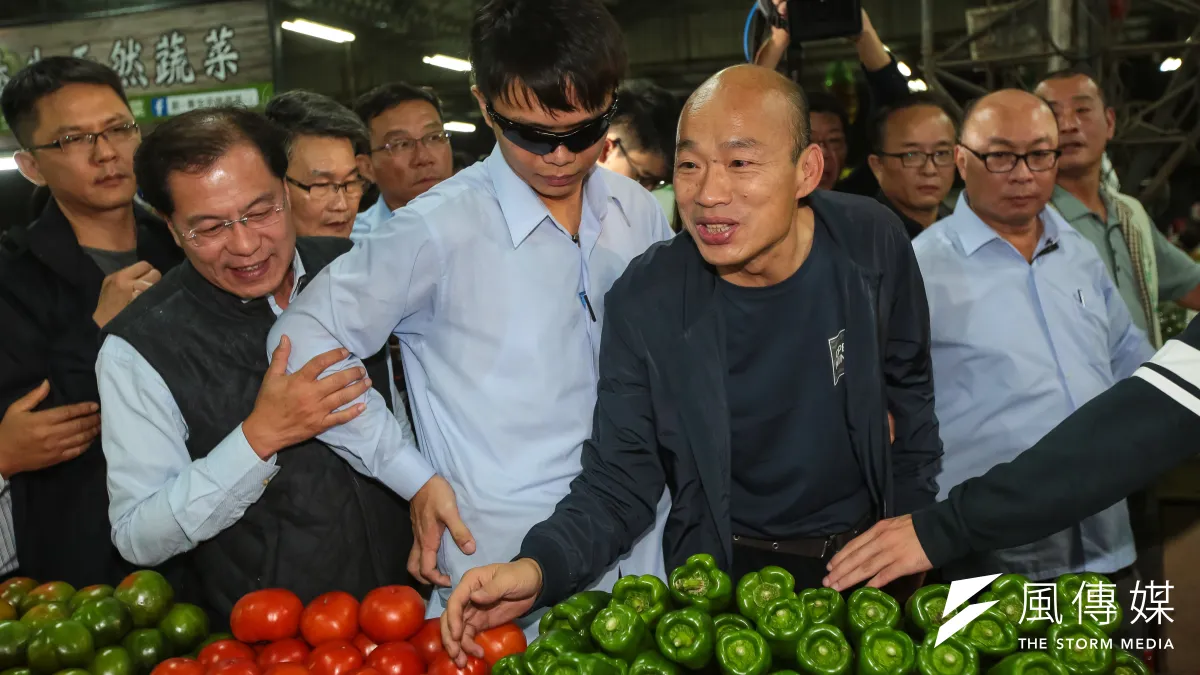 高雄市長韓國瑜到高雄市十全果菜市場,向攤商致意打氣。(顏麟宇攝)