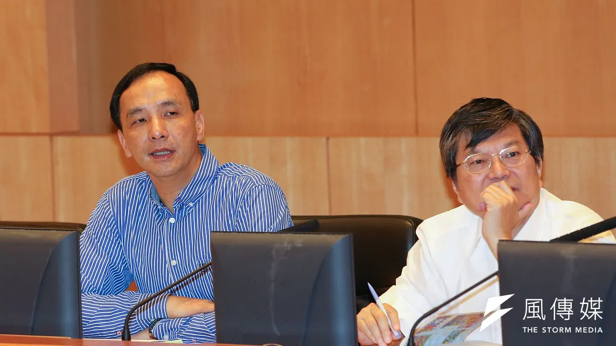 新北市前副市長許志堅(右)2014年6月陪同市長朱立倫主持市政會議(余志偉攝)