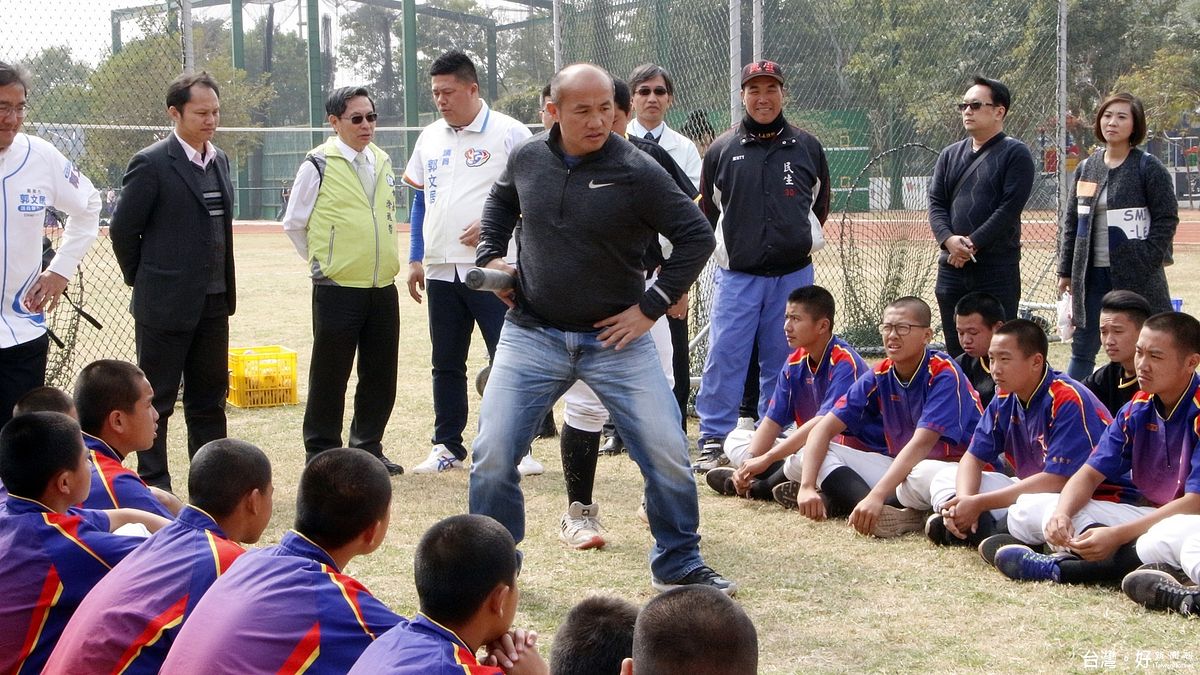 張泰山來嘉指導青少棒 涂醒哲勉球員再創棒球搖籃 張泰山來嘉指導青少棒 涂醒哲勉球員再創棒球搖籃