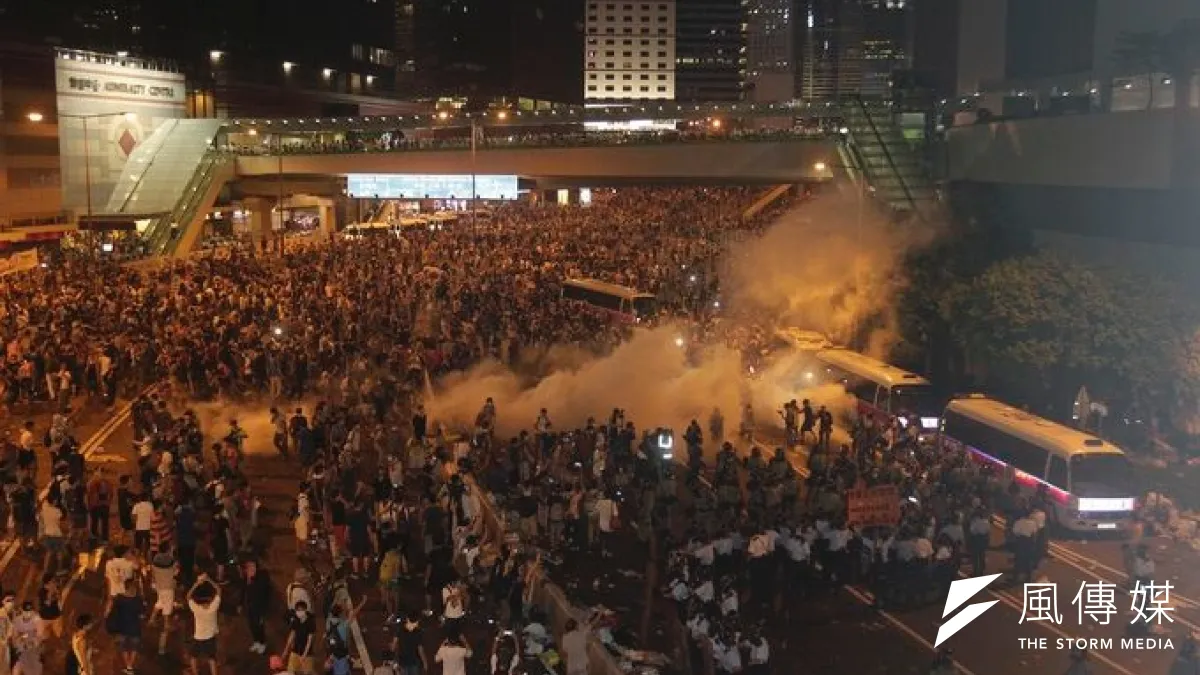 香港警方28日不斷發射催淚瓦斯,試圖驅散政府總部周邊集結的學生與民眾。(美聯社)
