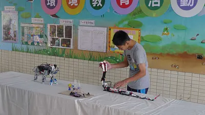 機器人也可以模仿鱟的步足、螃蟹的螯足和眼鏡蛇的運動機制,嘉義縣環保局首創將環境教育結合現代資訊科技,8日在新岑國小展示及操作仿生機器人。(圖/嘉義縣政府提供)