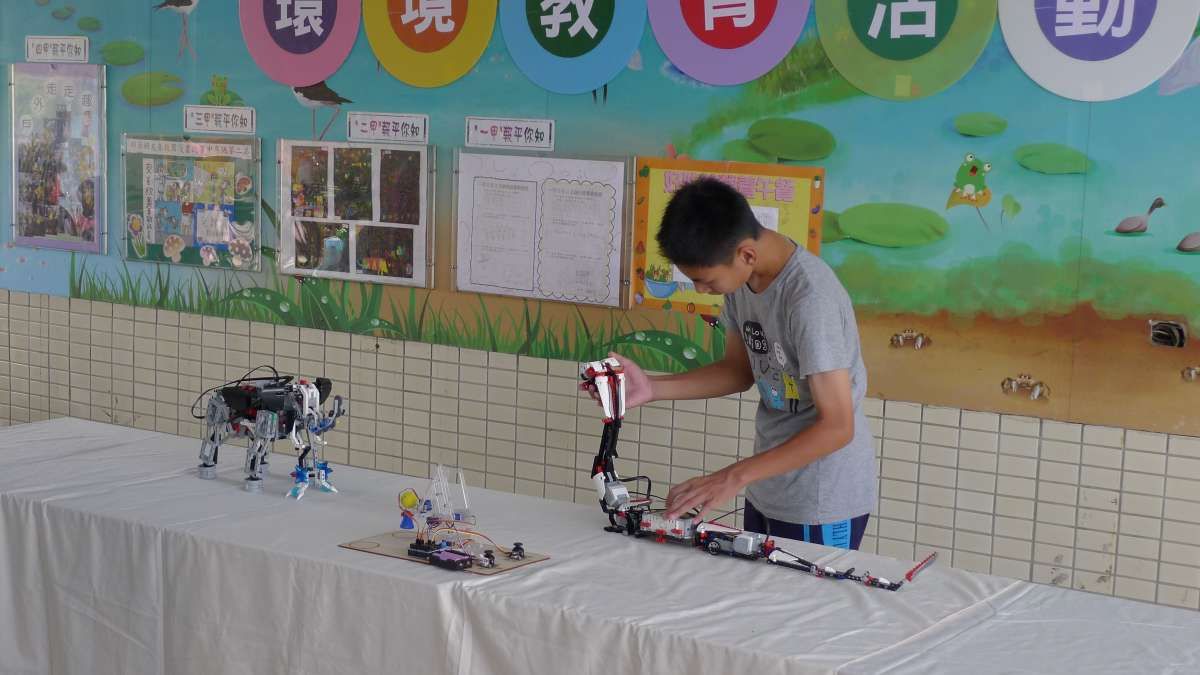 機器人也可以模仿鱟的步足、螃蟹的螯足和眼鏡蛇的運動機制,嘉義縣環保局首創將環境教育結合現代資訊科技,8日在新岑國小展示及操作仿生機器人。(圖/嘉義縣政府提供) 機器人也可以模仿鱟的步足、螃蟹的螯足和眼鏡蛇的運動機制,嘉義縣環保局首創將環境教育結合現代資訊科技,8日在新岑國小展示及操作仿生機器人。(圖/嘉義縣政府提供)