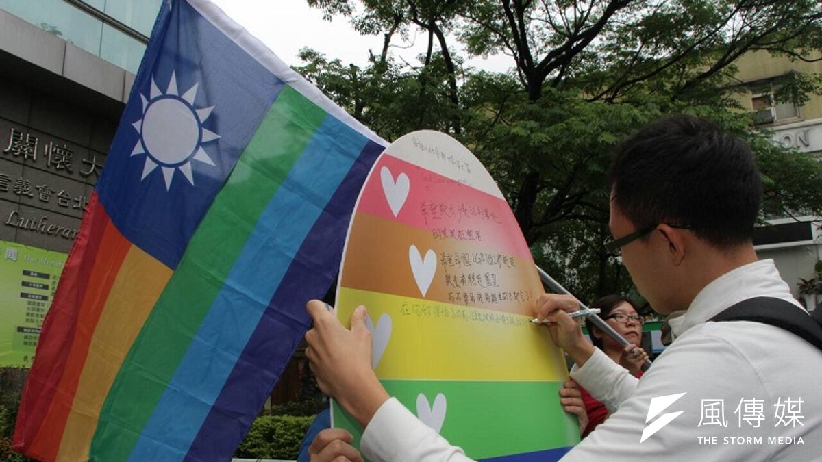 同志團體發起彩虹早餐日,把想對教會說的話,寫在彩虹蛋上送進教會。葉信菉攝 同志團體發起彩虹早餐日,把想對教會說的話,寫在彩虹蛋上送進教會。葉信菉攝