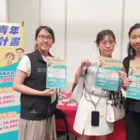 北分署就業服務員(左)在徵才活動中向青年說明「支援青年就業計畫」。(圖/勞動力發展署北分署提供) 北分署就業服務員(左)在徵才活動中向青年說明「支援青年就業計畫」。(圖/勞動力發展署北分署提供)
