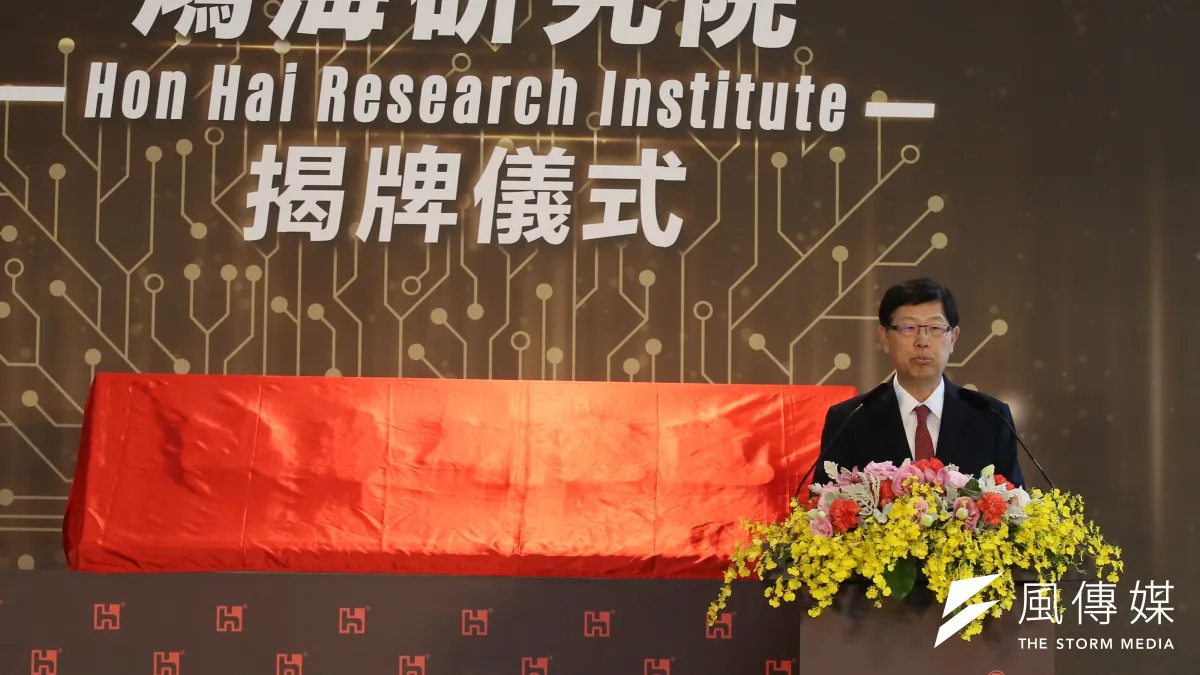 鴻海(圖為鴻海集團董事長劉揚偉)旗下富士康今(13)天宣布與中國大陸浙江吉利控股集團共同簽署戰略合作協議,雙方將成立合資公司,提供包括汽車整車、零配件、智慧控制系統、汽車生態系統和電動車全產業鏈流程等服務。(柯承惠攝)