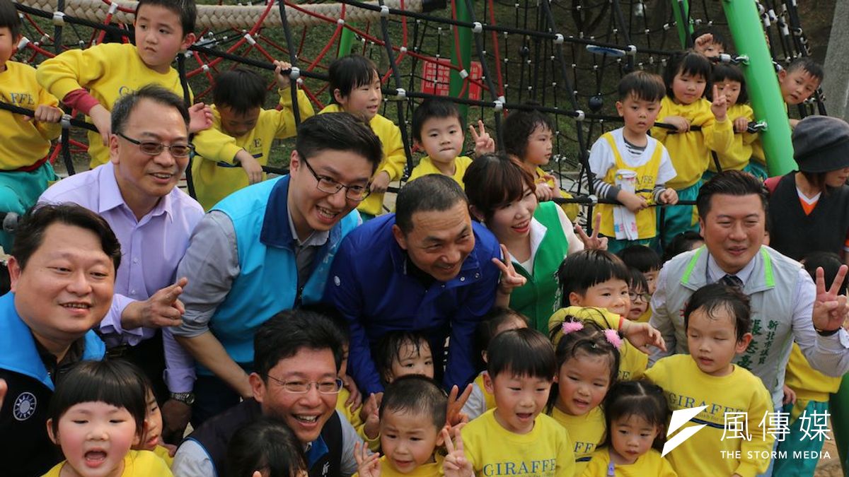 新北市長侯友宜(中)表示,未來要進一步推動幼童到銀髮族都適用的「樂齡公園」。(圖/李梅瑛攝) 新北市長侯友宜(中)表示,未來要進一步推動幼童到銀髮族都適用的「樂齡公園」。(圖/李梅瑛攝)