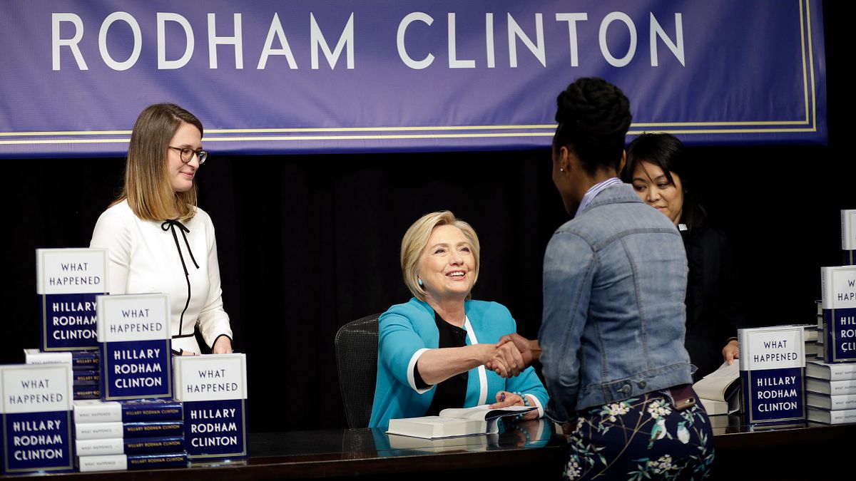 希拉蕊12日現身紐約聯合廣場的巴諾書店簽書會,並與現場粉絲親切互動。(AP) 希拉蕊12日現身紐約聯合廣場的巴諾書店簽書會,並與現場粉絲親切互動。(AP)