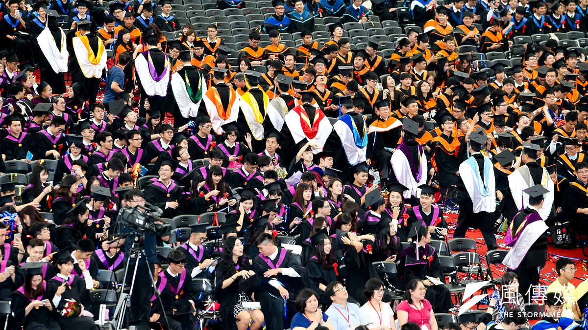 台灣大學畢業典禮,禮成結束時,畢業生們把畢業帽拋向空中。(陳明仁攝)