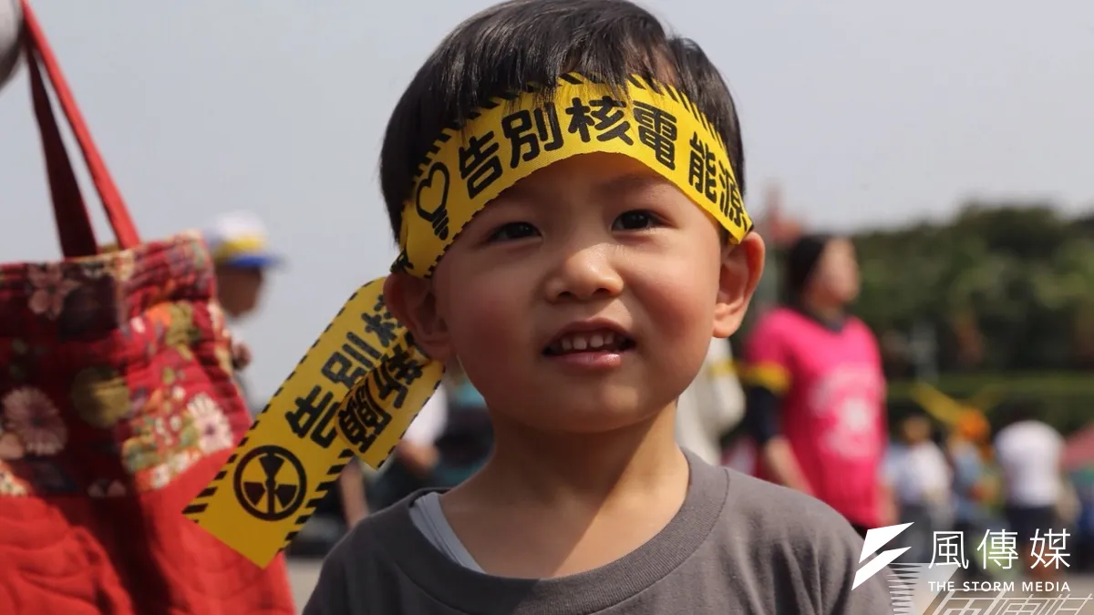 過去在日本工作、現已返台的吳先生帶著妻子及2個年幼的孩子上街反核,年幼的孩子有相當的反核意識。(楊子磊攝)