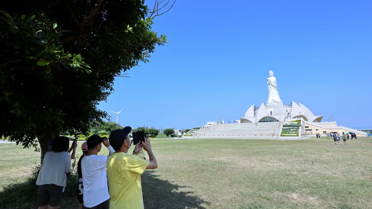 台中市政府觀光旅遊局於 10 月 3 日至 4 日在大安港媽祖文化園區舉辦「2026台中海洋觀光季」,歷時 14 年籌建、總高 53.6 公尺(約 18 層樓高)的台灣本島最高媽祖雕像正式亮相。(圖/台中市政府)