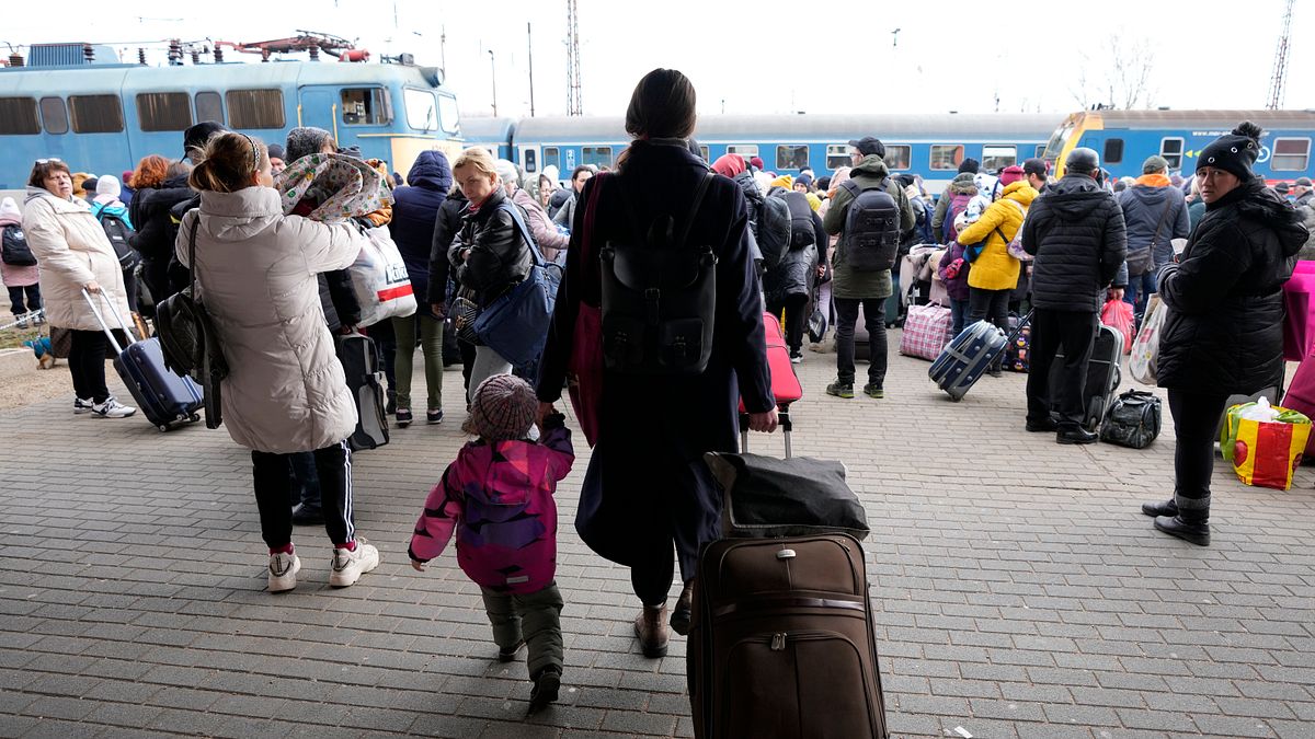 烏克蘭戰爭:Polina Shulga 和3歲的女兒從基輔逃抵匈牙利(AP) 烏克蘭戰爭:Polina Shulga 和3歲的女兒從基輔逃抵匈牙利(AP)