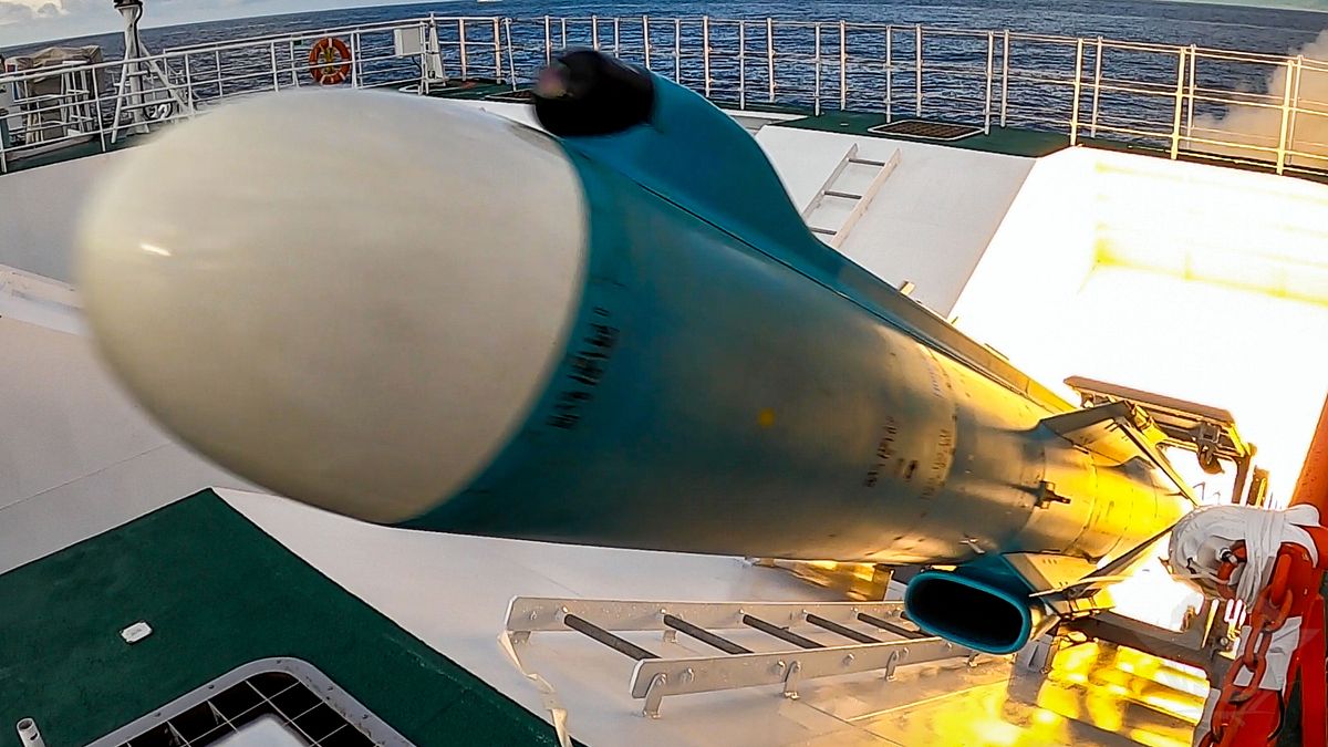 海巡署安平級巡防艦首艘「安平艦」經官方證實,在台灣東南海域實施雄風二型飛彈實彈射擊成功,命中百餘公里外靶船。這同時也驗證了,「第二海軍」構想具指標意義。(海軍司令部提供) 海巡署安平級巡防艦首艘「安平艦」經官方證實,在台灣東南海域實施雄風二型飛彈實彈射擊成功,命中百餘公里外靶船。這同時也驗證了,「第二海軍」構想具指標意義。(海軍司令部提供)