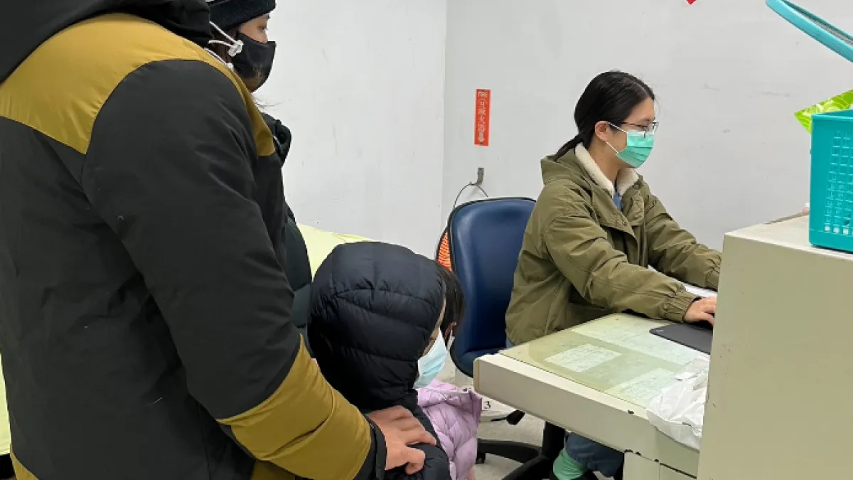 寒流來襲,新竹尖石山區的溫度更是低,全家人都感冒前來就診的不在少數,攝於秀巒衛生室。(馬偕醫院提供)